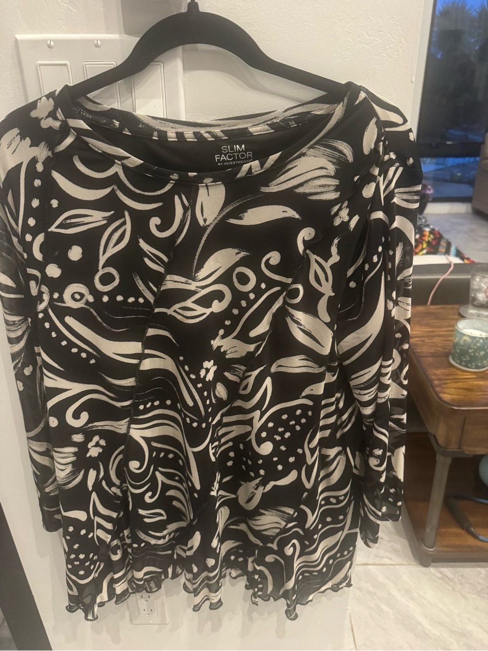 Investments Slim Factor Black and White Abstract Print Women's Top